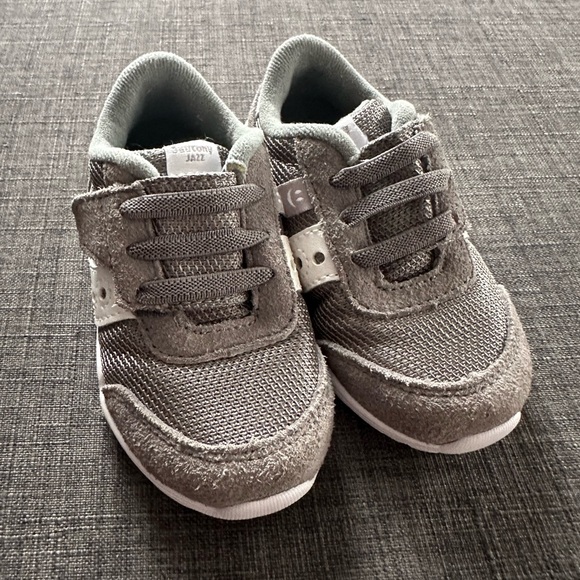 EUC Saucony Runners Size 5.5 - Picture 1 of 3